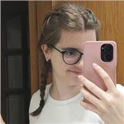 Profesora de cine y Audiovisuales, también estudiante, apta para todas las edades.